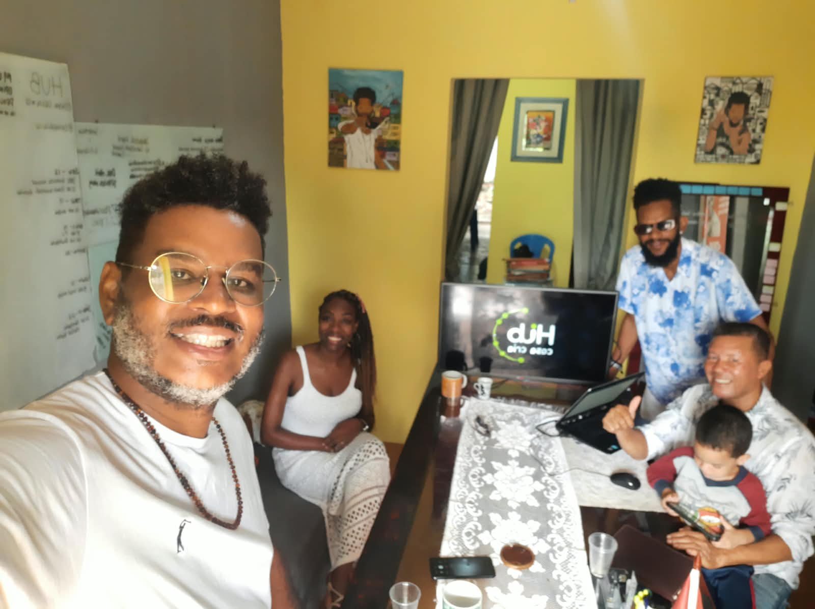 Na selfie de Wellington Grojão, presente os Co-Fundadores da Casa Cria em reunião em 2022. Marion Caetano (Presidenta), Marcus Pantera (Secretario), Ananias Pimentel (Fundador) e o pequeno Samuel (filho de Ananias, a quem podemos chamar de ''mascotinho da Casa Cria'')
